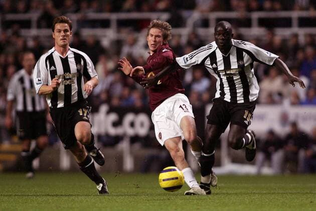 Aliaksandr Hleb (Arsenal, Mitte) gegen Amdy Faye (re.) und Scott Parker (beide Newcastle) -  Fußball Herren English Premier League 2005 2006, 1. Englische Liga, Newcastle United - Arsenal FC London Gruppe Newcastle Dynamik, Kampf,
