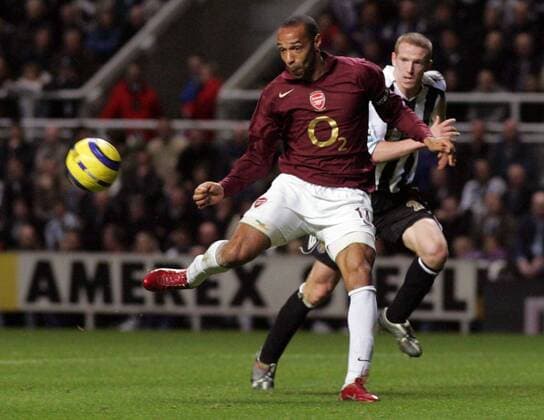 Thierry Henry (Arsenal, vorn) gegen Peter Ramage (Newcastle) -  Fußball Herren English Premier League 2005 2006, 1. Englische Liga, Newcastle United - Arsenal FC London Gruppe Newcastle Dynamik,