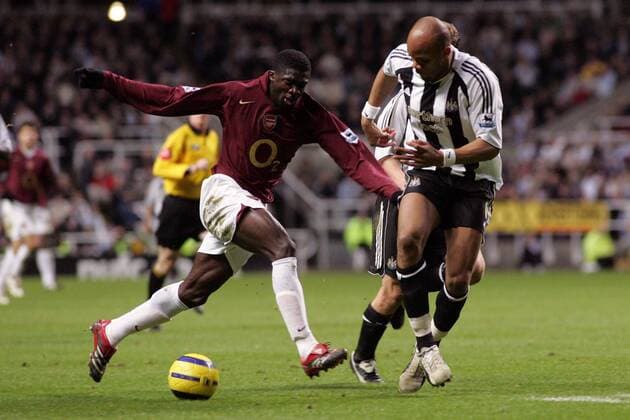 Kolo Toure (Arsenal, li.) gegen Jean Alain Boumsong (Newcastle) -  Fußball Herren English Premier League 2005 2006, 1. Englische Liga, Newcastle United - Arsenal FC London Gruppe Newcastle Dynamik,