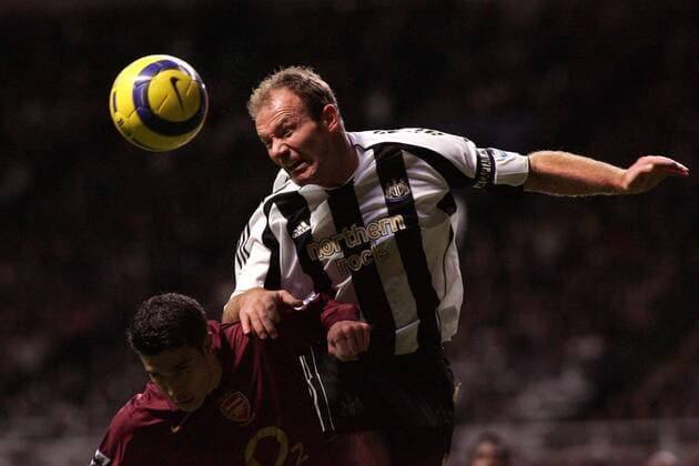 Alan Shearer (Newcastle, re.) gegen Robin van Persie (Arsenal) -  Fußball Herren English Premier League 2005 2006, 1. Englische Liga, Newcastle United - Arsenal FC London Gruppe Newcastle Dynamik, Kampf,