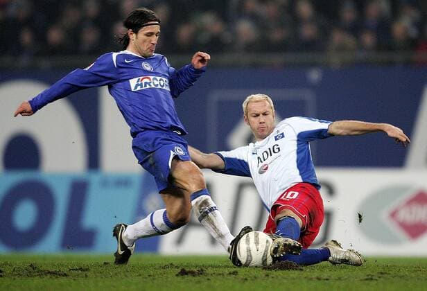 Niko Kovac (Hertha, li.) gegen Sergej Barbarez (HSV) Fußball 1. BL Herren Saison 2005 2006, Hamburger SV - Hertha BSC Berlin 2:1 Gruppe Hamburg Dynamik, Kampf,