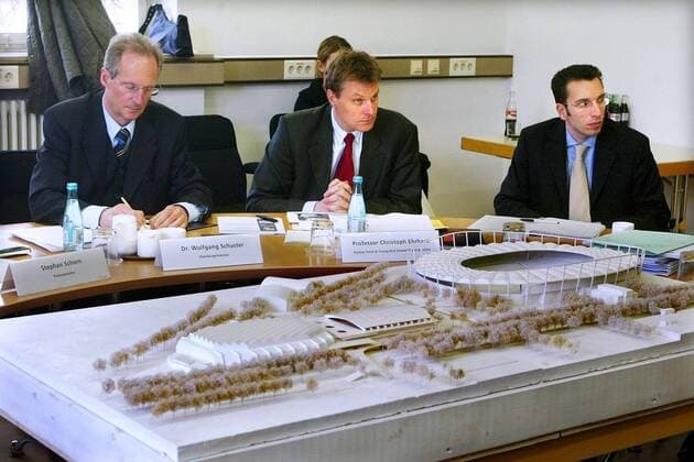 Stuttgarts Oberbürgermeister Wolfgang Schuster (CDU, li.) und Projektsteuerer Christoph Erhard (Mitte) vor einem Modell des Neckar Parks der neben dem Gottlieb Daimler Stadion (re.) und der Martin Schleyerhalle (li.) um die ProscheArena erweitert wird Fußball Herren Bauvorhaben 2004, Neubau, Bau, neu, neue, Kommunalpolitiker, vdig Totale NeckarPark, Neckar Park Stuttgart
