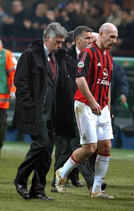 Trainer Carlo Ancelotti und Jaap Stam (beide Milan) schleichen enttäuscht vom Platz Fußball Herren Serie A 2005 2006, 1. Italienische Liga, AC Mailand Gruppe Mailand Enttäuschung,