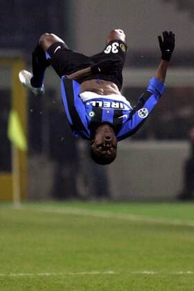 Obafemi Martins (Inter) feiert beim Torjubel mit einem Salto Fußball Herren Serie A 2005 2006, 1. Italienische Liga, FC Internazionale Mailand Einzelbild Mailand Freude,