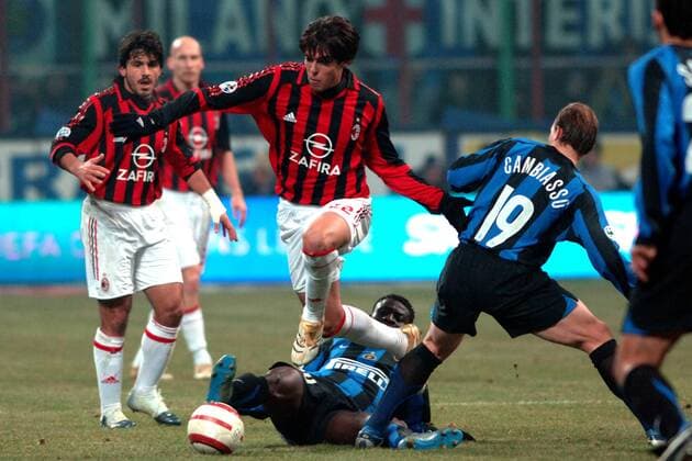 Kaka (Milan, Mitte) gegen Obafemi Martins, daneben: Esteban Cambiasso (re., beide Inter) und Gennaro Gattuso (Milan) Fußball Herren Serie A 2005 2006, 1. Italienische Liga, FC Internazionale Mailand - AC Mailand 3:2, Milan, Inter Gruppe Mailand Dynamik, Kampf,