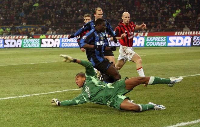 Obafemi Martins (Inter) erzielt das 2:1 gegen Torwart Dida; Jaap Stam (beide Milan) kommt zu spät Fußball Herren Serie A 2005 2006, 1. Italienische Liga, FC Internazionale Mailand - AC Mailand 3:2, Milan, Inter Gruppe Mailand Dynamik,