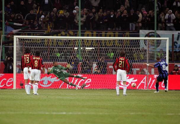 Adriano (Inter, re.) verlädt Torwart Dida (Milan) beim Elfmeter und erzielt das 1:0 Fußball Herren Serie A 2005 2006, 1. Italienische Liga, FC Internazionale Mailand - AC Mailand 3:2, Milan, Inter Totale Mailand