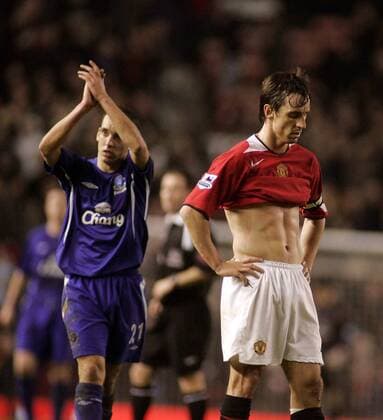 Gary Neville (Manchester United) enttäuscht, li. bedankt sich Leon Osman (Everton) bei den Anhängern - EDITORIAL USE ONLY. No use with unauthorised audio, video, data, fixture lists, club league logos or live services. Online in-match use limited to 120 images, no video emulation. No use in betting, games or single club league player publications. Fußball Herren English Premier League 2005 2006, 1. englische Liga, Manchester United - FC Everton 1:1, ManU Gruppe Manchester Enttäuschung,