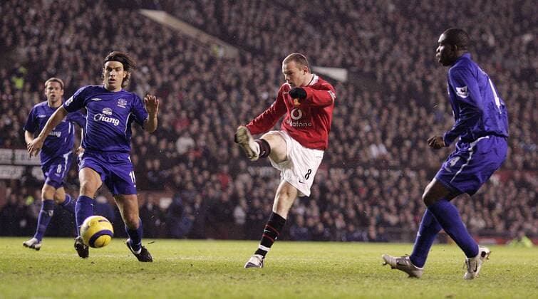 Wayne Rooney (Manchester United) zieht ab, Nuno Valente (li.) und Joseph Yobo (beide Everton) können nur zuschauen - EDITORIAL USE ONLY. No use with unauthorised audio, video, data, fixture lists, club league logos or live services. Online in-match use limited to 120 images, no video emulation. No use in betting, games or single club league player publications. Fußball Herren English Premier League 2005 2006, 1. englische Liga, Manchester United - FC Everton 1:1, ManU Gruppe Manchester Dynamik,