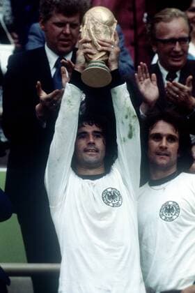 WM Siegerehrung: Gerd Müller präsentiert den Pokal, Wolfgang Overath (beide BR Deutschland) wird der Nächste sein Fußball WM Herren Weltmeisterschaft 1974, Länderspiel, Nationalmannschaft, Nationalteam, Nationaltrikot, Vdia Gruppe Finale, Endspiel, Weltpokal, Weltmeister München Freude,