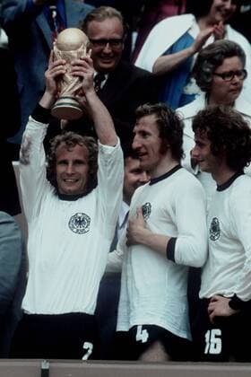 WM Siegerehrung: Berti Vogts (li.) präsentiert den Pokal, Hans Georg Schwarzenbeck (Mitte) und Rainer Bonhof (alle BR Deutschland) werden die Nächsten sein Fußball WM Herren Weltmeisterschaft 1974, Länderspiel, Nationalmannschaft, Nationalteam, Nationaltrikot, Vdia Gruppe Finale, Endspiel, Weltpokal, Weltmeister München Freude, Begeisterung,