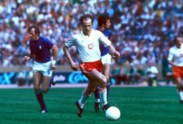 Grzegorz Lato (Polen, Mitte) am Ball, dahinter F. Morini (li.) und L. Spinosi (beide Italien) Fußball WM Herren Weltmeisterschaft 1974, Nationalmannschaft, Nationalteam, Nationaltrikot, Länderspiel, Gruppe D Gruppe Stuttgart Dynamik,