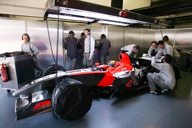 Christijan Albers (Niederlande MF1) in seinem neuen Boliden umgeben von den Technikern Motorsport Herren Testfahrten 2005, Formel 1 Weltmeisterschaft 2006, F1, F 1, Test, Tests, Testfahrt Gruppe Jerez