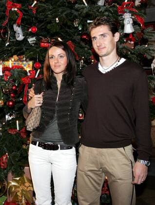 Miroslav Klose (Bremen) mit seiner Freundin Sylwia bei der Weihnachtsfeier 2005 Fußball 1. BL Herren Saison 2005 2006, SV Werder Bremen, Weihnachten, Feier, Kleidung, Outfit Gruppe Bremen