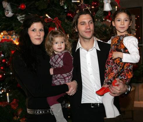 Torsten Frings (Bremen) mit seiner Frau Petra und den Töchtern Lisa (re.) und Lena bei der Weihnachtsfeier 2005 Fußball 1. BL Herren Saison 2005 2006, SV Werder Bremen, Weihnachten, Feier, Kleidung, Outfit Gruppe Bremen