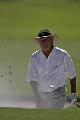 Arnold Palmer (USA) skeptisch beim Bunkerspiel - (Icon9520411) Golf Herren Administaff Small Business Classic 2005, Champions Tour, Senioren, Seniorentour Einzelbild Spring Skepsis, EDITORIAL USE ONLY