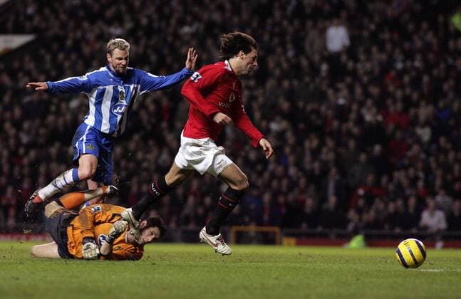 Ruud van Nistelrooy (Manchester United, re.) trifft Torwart Mike Pollitt mit seinem Fuß im Gesicht, auch Stephane Henchoz (beide Wigan) stolpert über den Torhüter -  Fußball Herren English Premier League 2005 2005, 1. Englische Liga, Manchester United - Wigan Athletic 4:0, ManU Gruppe Manchester Dynamik, Kampf,