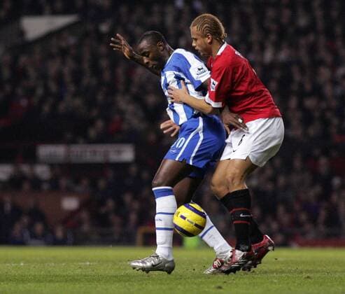 Wesley Brown (Manchester United, re.) gegen Jason Roberts (Wigan) -  Fußball Herren English Premier League 2005 2006, 1. Englische Liga, Manchester United - Wigan Athletic 4:0, ManU Gruppe Manchester Dynamik, Kampf,