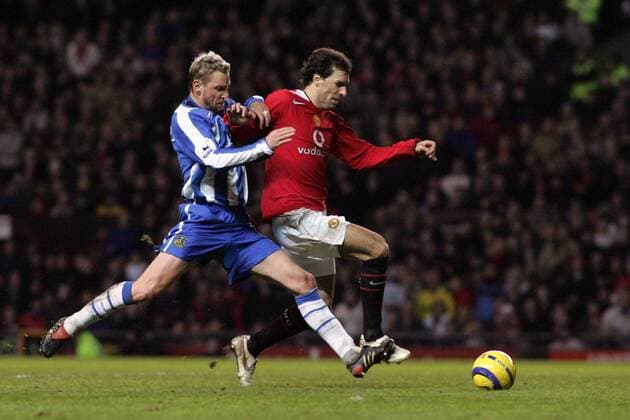 Ruud van Nistelrooy (Manchester United, re.) gegen Stephane Henchoz (Wigan) -  Fußball Herren English Premier League 2005 2006, 1. Englische Liga, Manchester United - Wigan Athletic 4:0, ManU Gruppe Manchester Dynamik, Kampf,