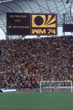 Weltmeister 1974 BR Deutschland - die Anzeigetafel des Münchner Olympiastadions verkündet die frohe Botschaft Fußball WM Herren Weltmeisterschaft 1974, Nationalmannschaft, Nationalteam, Länderspiel, Finale, Endspiel Totale Olympiastadion, Jubel, jubeln, Siegesjubel, BRD, München, Emblem, Turnierlogo, Turnieremblem Freude, Begeisterung,
