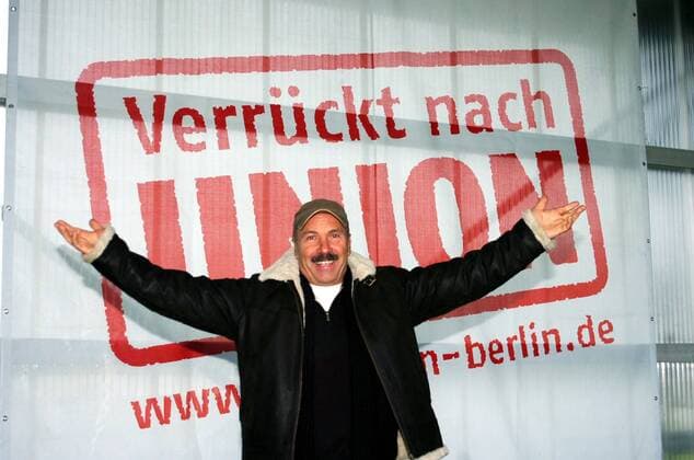 Trainer Georgi Wassilev ist verrückt nach Union Berlin Fußball Herren NOFV Oberliga Nord 2005 2006, Nordost, 1. FC Union Berlin, Shooting, Fotoshooting, Fototermin Einzelbild Berlin