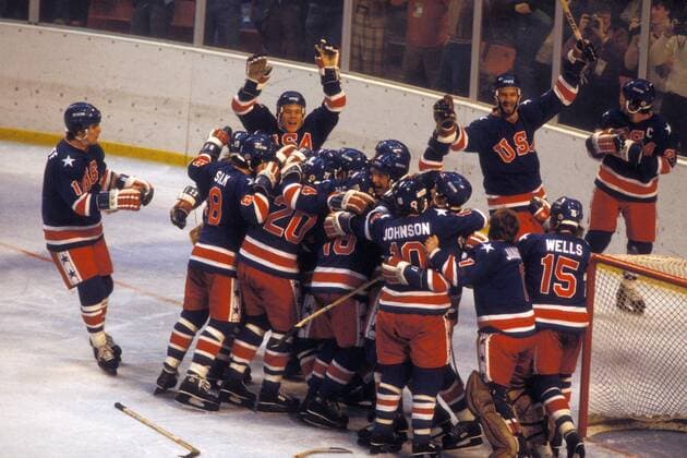 Schlußjubel USA Das US Eishockey Team wurde bei den Olympischen Spielen im heimischen Lake Placid 1980 Olympiasieger gegen den übermächtig scheinenden Gegner UdSSR Eishockey OS Winter Herren Olympische Spiele 1980, Winterspiele, Länderspiel, Nationalmannschaft, Nationalteam, Nationaltrikot Totale Playoffs, Playoff, Play Offs, Off Lake Placid Freude, Begeisterung,