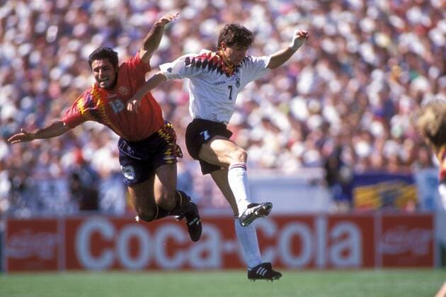 Andreas Möller (Deutschland, re.) gegen Rafael Alkorta (Spanien) Fußball WM Herren Weltmeisterschaft 1994, Nationalmannschaft, Nationalteam, Nationaltrikot, Länderspiel, Gruppe C Gruppe Chicago Dynamik, Höhe, Kampf,