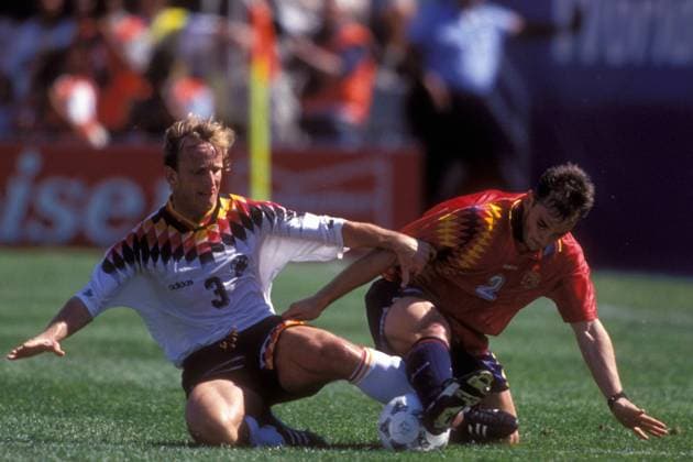 Andreas Brehme (Deutschland, li.) gegen Albert Ferrer (Spanien) Fußball WM Herren Weltmeisterschaft 1994, Nationalmannschaft, Nationalteam, Nationaltrikot, Länderspiel, Gruppe C Gruppe Chicago Dynamik, Kampf,
