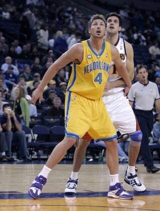 Jackson Vroman (New Orleans Hornets, vorn) gegen Zarko Cabarkapa (Golden State Warriors) - (Icon9414901) Basketball Herren NBA 2005 2006, Golden State Warriors - Oklahoma City Hornets 99:83, New Orleans Gruppe Oakland EDITORIAL USE ONLY