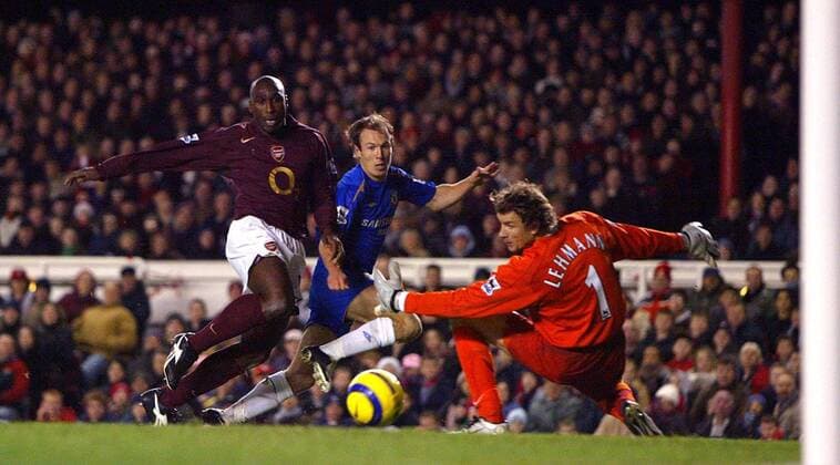 Arjen Robben (Chelsea, Mitte) erzielt den Treffer zum 0:1 gegen Torwart Jens Lehmann und Sol Campbell (beide Arsenal) -  Fußball Herren English Premier League 2005 2006, 1. Englische Liga, Arsenal FC London - Chelsea FC London Gruppe London Dynamik, Spannung