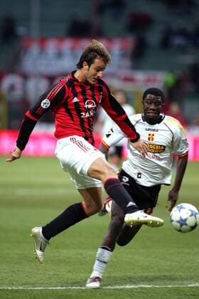 Alberto Gilardino (Milan, li.) gegen Mathew Olorunleke (Messina) Fußball Herren Serie A 2005 2006, 1. Italienische Liga, AC Mailand - FC Messina 4:0 Gruppe Mailand Dynamik,