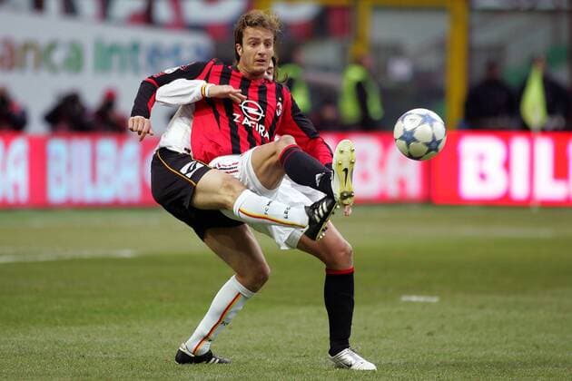 Alberto Gilardino (Milan, vorn) gegen Filippo Cristante (Messina) Fußball Herren Serie A 2005 2006, 1. Italienische Liga, AC Mailand - FC Messina 4:0 Gruppe Mailand Dynamik, Kampf,