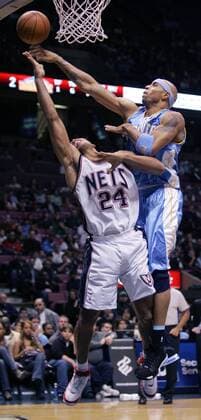 Richard Jefferson (New Jersey Nets, li.) wird von Kenyon Martin (Denver Nuggets) geblockt - (Icon7895916) Basketball Herren NBA 2005 2006, New Jersey Nets - Denver Nuggets 115:106 Gruppe East Rutherford Dynamik, Abwehr, EDITORIAL USE ONLY