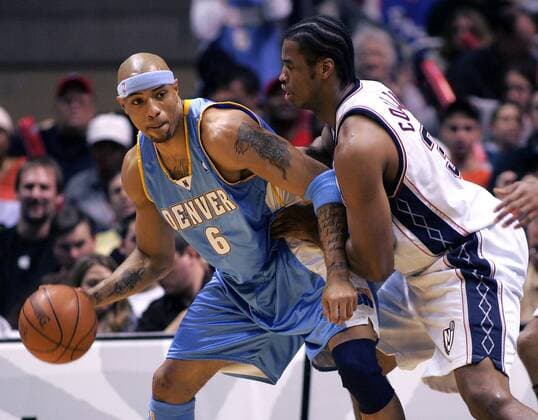 Kenyon Martin (Denver Nuggets, li.) gegen Jason Collins (New Jersey Nets) - (Icon7895918) Basketball Herren NBA 2005 2006, New Jersey Nets - Denver Nuggets 115:106 Gruppe East Rutherford Dynamik, EDITORIAL USE ONLY