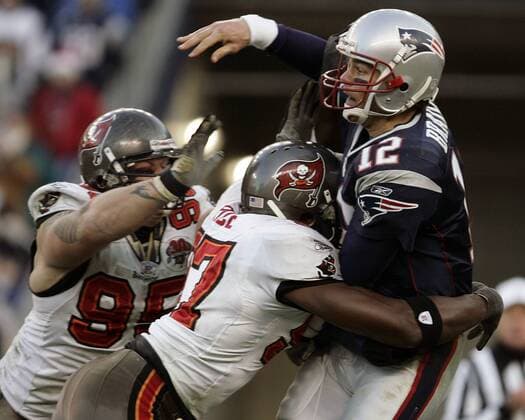 Quarterback Tom Brady (New England Patriots, re.) gegen Defensive End Simeon Rice (Mitte) und Defensive Tackle Chris Hovan (beide Tampa Bay Buccaneers) - (Icon4615872) American Football Herren NFL 2005 2006, New England Patriots - Tampa Bay Buccaneers 28:0 Gruppe Foxboro, Foxborough Dynamik, Kampf, EDITORIAL USE ONLY