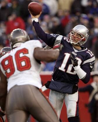 Quarterback Tom Brady (New England Patriots) wirft die Pille - (Icon4615892) American Football Herren NFL 2005 2006, New England Patriots - Tampa Bay Buccaneers 28:0 Einzelbild Foxboro, Foxborough Dynamik, EDITORIAL USE ONLY