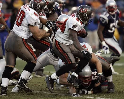 Running Back Carnell Williams (Tampa Bay Buccaneers) mit der Pille - (Icon4615882) American Football Herren NFL 2005 2006, New England Patriots - Tampa Bay Buccaneers 28:0 Gruppe Foxboro, Foxborough Dynamik, Kampf, EDITORIAL USE ONLY