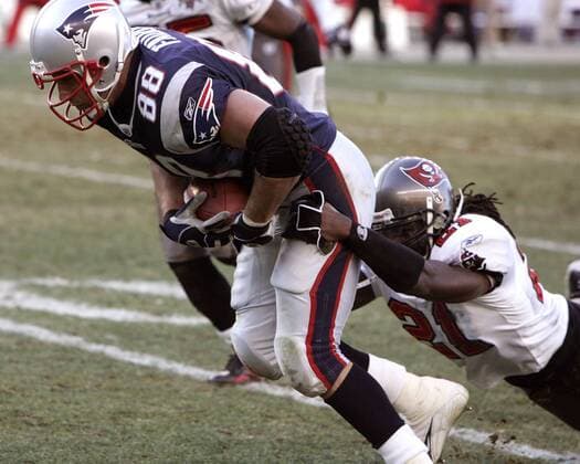 Tight End Christian Fauria (New England Patriots, li.) gegen Defensive Back Juran Bolden (Tampa Bay Buccaneers) - (Icon4615835) American Football Herren NFL 2005 2006, New England Patriots - Tampa Bay Buccaneers 28:0 Gruppe Foxboro, Foxborough Dynamik, EDITORIAL USE ONLY
