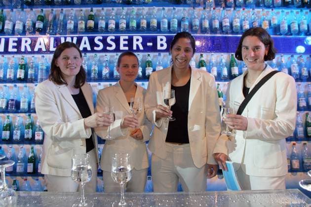 V. re.: Birgit Prinz, Steffi Jones, Sarah Günther und Pia Wunderlich (alle Deutschland) anlässlich der Wahl zum Sportler des Jahres 2005 an der Mineralwasser-Bar Fußball Damen Wahl zum Sportler des Jahres 2005, Sportlerwahl, Gala, Sportgala, Ehrung, Sportlerehrung Gruppe Baden Baden Freude,