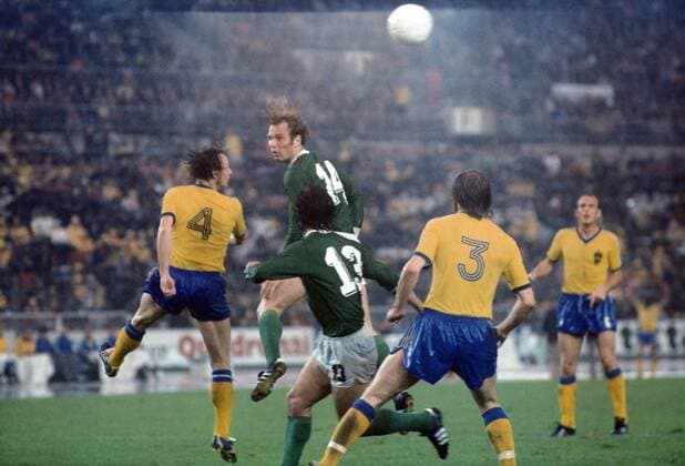 Uli Hoeneß (oben re., BR Deutschland) gegen Björn Nordqvist (li.), Kent Karlsson (re., beide Schweden) und Gerd Müller (BR Deutschland) erwarten den Ball Fußball WM Herren Weltmeisterschaft 1974, Länderspiel, Nationalmannschaft, Nationalteam, Nationaltrikot, Vdia Gruppe Zweite Runde, Gruppe B Düsseldorf