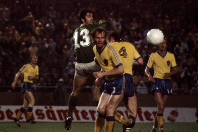 Gerd Müller (li., BR Deutschland) gegen Kent Karlsson (vorn) und Björn Nordqvist (beide Schweden) Fußball WM Herren Weltmeisterschaft 1974, Länderspiel, Nationalmannschaft, Nationalteam, Nationaltrikot, Vdia Gruppe Zweite Runde, Gruppe B Düsseldorf