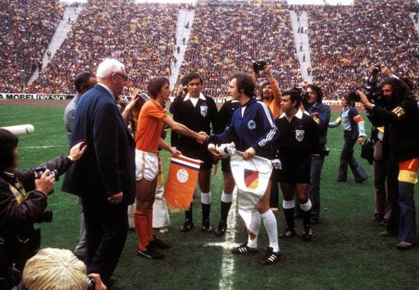 Begrüßung - Johan Cruyff (Niederlande, 2.v.li.) ) und Franz Beckenbauer (BR Deutschland, Mitte), daneben FIFA Ehrenpräsident Sir Stanley Rous (England, li.), Linienrichter Ramon Barreto (Uruguay, 3.v.li.), Linienrichter Alfonso Gonzalez Archundia (Mexiko) Fußball WM Herren Weltmeisterschaft 1974, Nationalmannschaft, Nationalteam, Nationaltrikot, Länderspiel, Finale Gruppe Schiedsrichterassistent, Schiedsrichter-Assistent München, Olympiastadion, Vdia