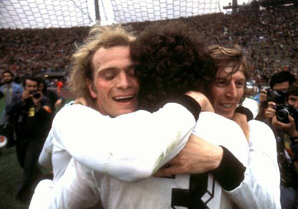 Weltmeister BR Deutschland, v.li.: Uli Hoeneß, Paul Breitner und Jürgen Breitner Fußball WM Herren Weltmeisterschaft 1974, Nationalmannschaft, Nationalteam, Nationaltrikot, Länderspiel, Finale Gruppe München Glück, Harmonie, Freude,