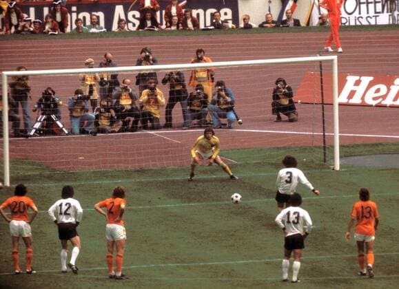 Paul Breitner (BR Deutschland, 3) läuft gegen Torwart Jan Jongbloed (Niederlande) zum Elfmeter an und trifft zum 1:1, daneben: Suurbier (Niederlande, 20), Overath (BRD, 12), Haan (Niederlande, 2), Müller (BRD, 13) und Neeskens (Niederlande, 13) Fußball WM Herren Weltmeisterschaft 1974, Nationalmannschaft, Nationalteam, Nationaltrikot, Länderspiel, Finale Totale Strafraumszene, Torraumszene, Torhüter München, Keeper, spannend Spannung,