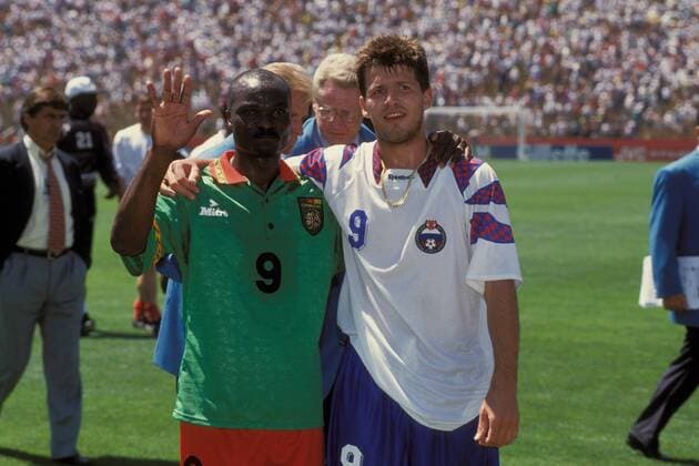 Roger Milla (Kamerun, li.) und Oleg Salenko (Rußland) - Arm in Arm Fußball WM Herren Weltmeisterschaft 1994, Nationalmannschaft, Nationalteam, Nationaltrikot, Länderspiel, Gruppe B Gruppe Palo Alto, Stanford Harmonie,