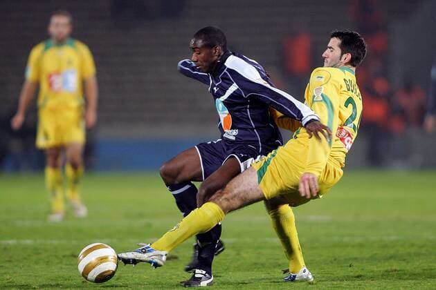 Edixon Perea (Bordeaux, li.) gegen Loic Guillon (Nantes) Fußball Herren Coupe de la Ligue 2005 2006, Französischer Ligapokal, Pokalspiel, 1. Französische Liga Gruppe pan11848 Bordeaux Dynamik,  