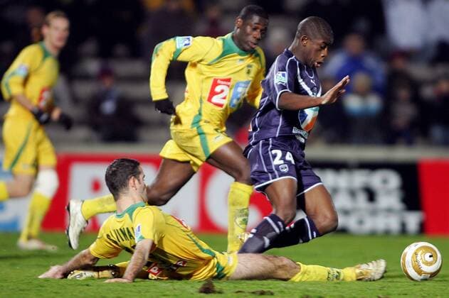 Rio Antonio Mavuba (Bordeaux, re.) gegen Nicolas Savinaud (unten) und Emerse Fae (beide Nantes) Fußball Herren Coupe de la Ligue 2005 2006, Französischer Ligapokal, Pokalspiel, 1. Französische Liga Gruppe pan11848 Bordeaux Dynamik, Kampf,  