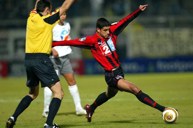 Ederson (Nizza) am Ball, daneben Schiedsrichter Bruno Derrien Fußball Herren Coupe de la Ligue 2005 2006. Französischer Ligapokal, Pokalspiel, OGC Nice - CS Sedan 2:0 Gruppe pan11849 Nizza Dynamik,  