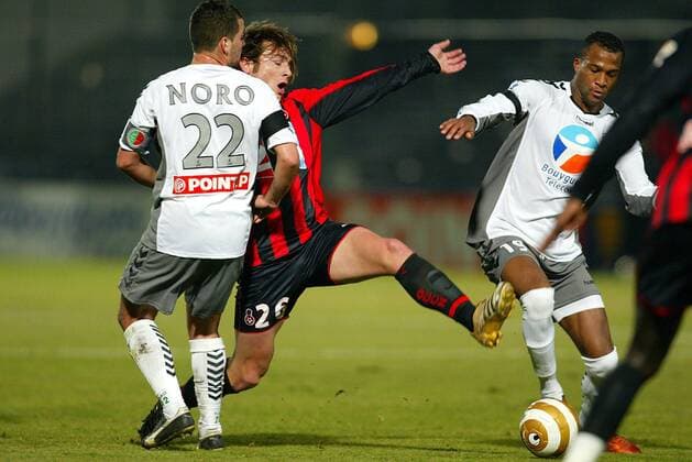 Cyril Rool (Nizza, Mitte) gegen Cedric Sabin (re.) und Stephane Noro (beide Sedan) Fußball Herren Coupe de la Ligue 2005 2006. Französischer Ligapokal, Pokalspiel, OGC Nice - CS Sedan 2:0 Gruppe pan11849 Nizza Dynamik,  
