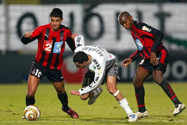 Nadir Belhadj (Sedan, Mitte) gegen Ederson (li.) und Souleymane Camara (beide Nizza) Fußball Herren Coupe de la Ligue 2005 2006. Französischer Ligapokal, Pokalspiel, OGC Nice - CS Sedan 2:0 Gruppe pan11849 Nizza Dynamik,  